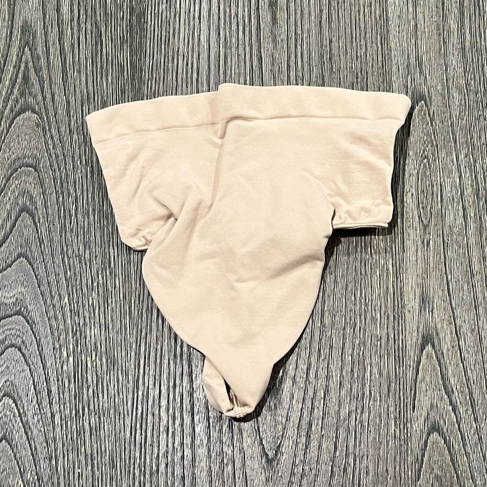 NWOT Skims Seamless Sculpt Mid Waist Thong Shapewear Cotton Gusset Cream S